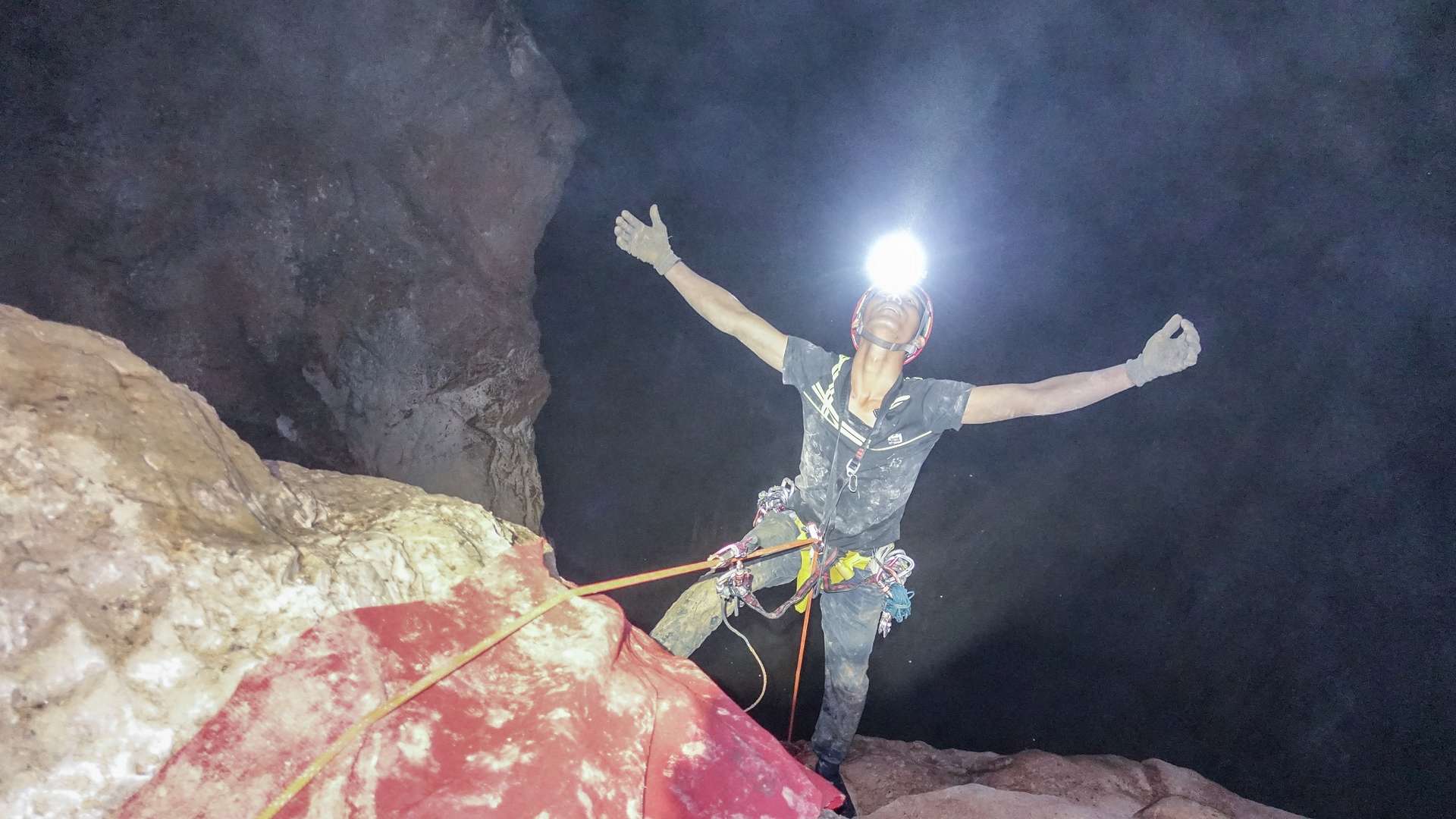 khám phá hang động ở Hà Giang