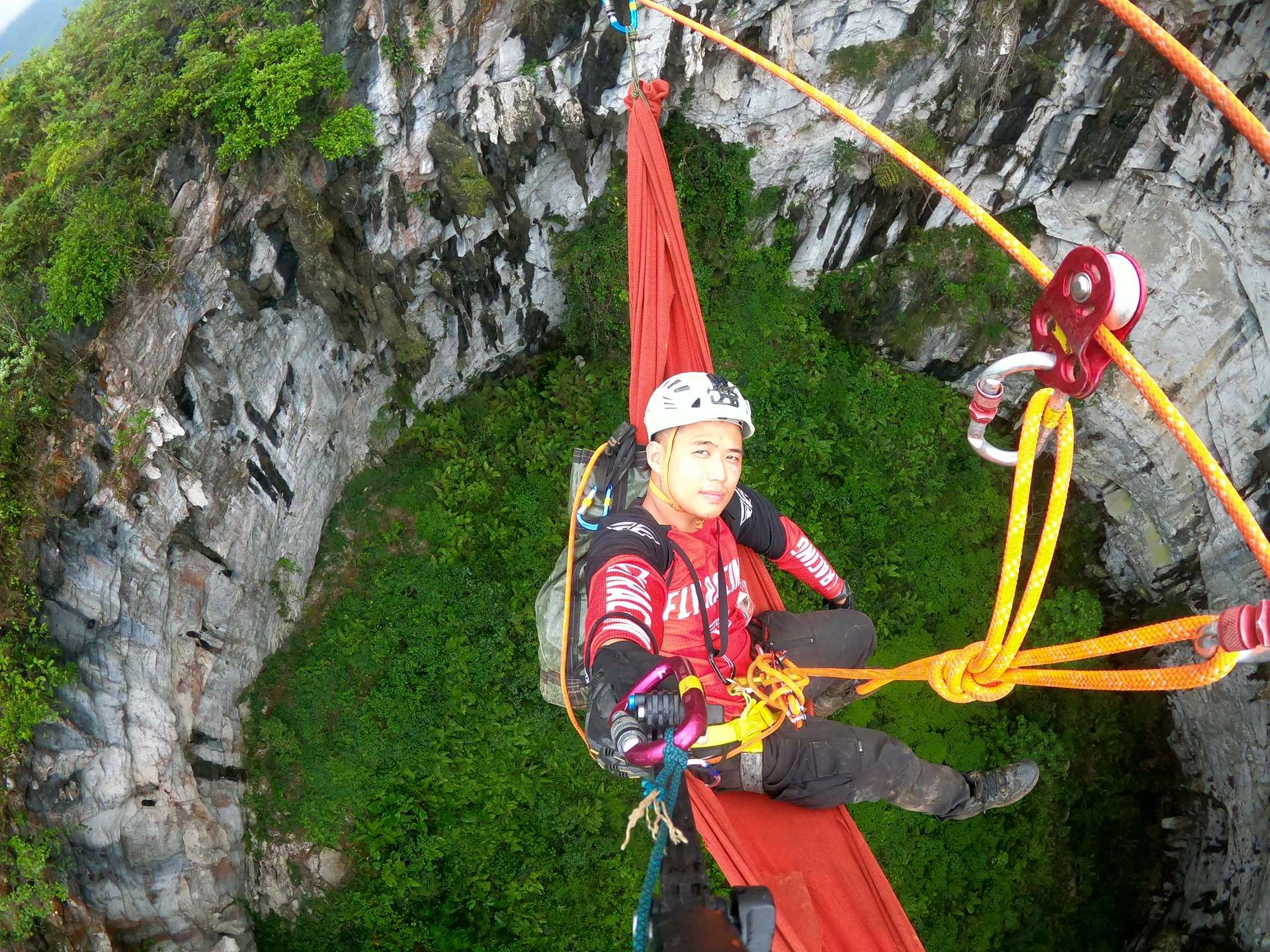 khám phá hang động ở Hà Giang