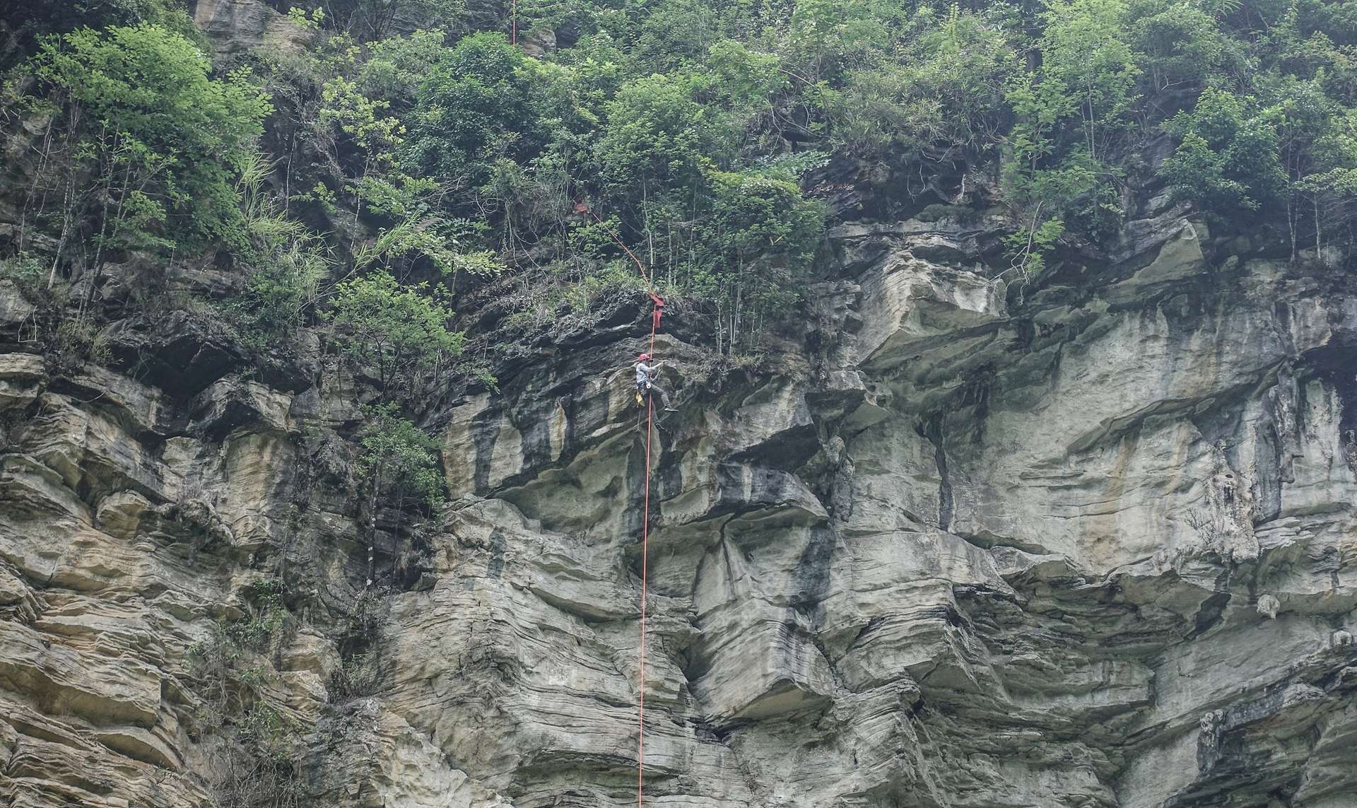 khám phá hang động ở Hà Giang