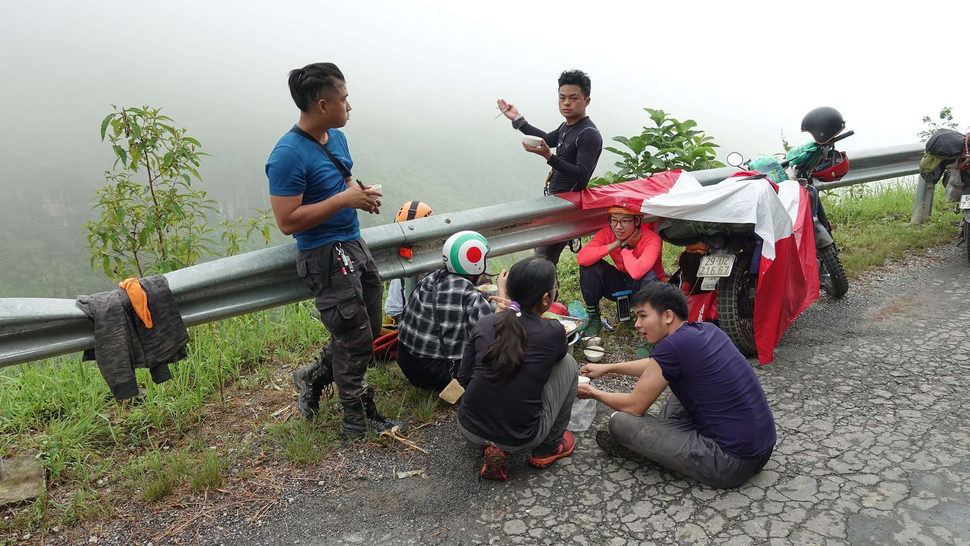 khám phá hang động ở Hà Giang