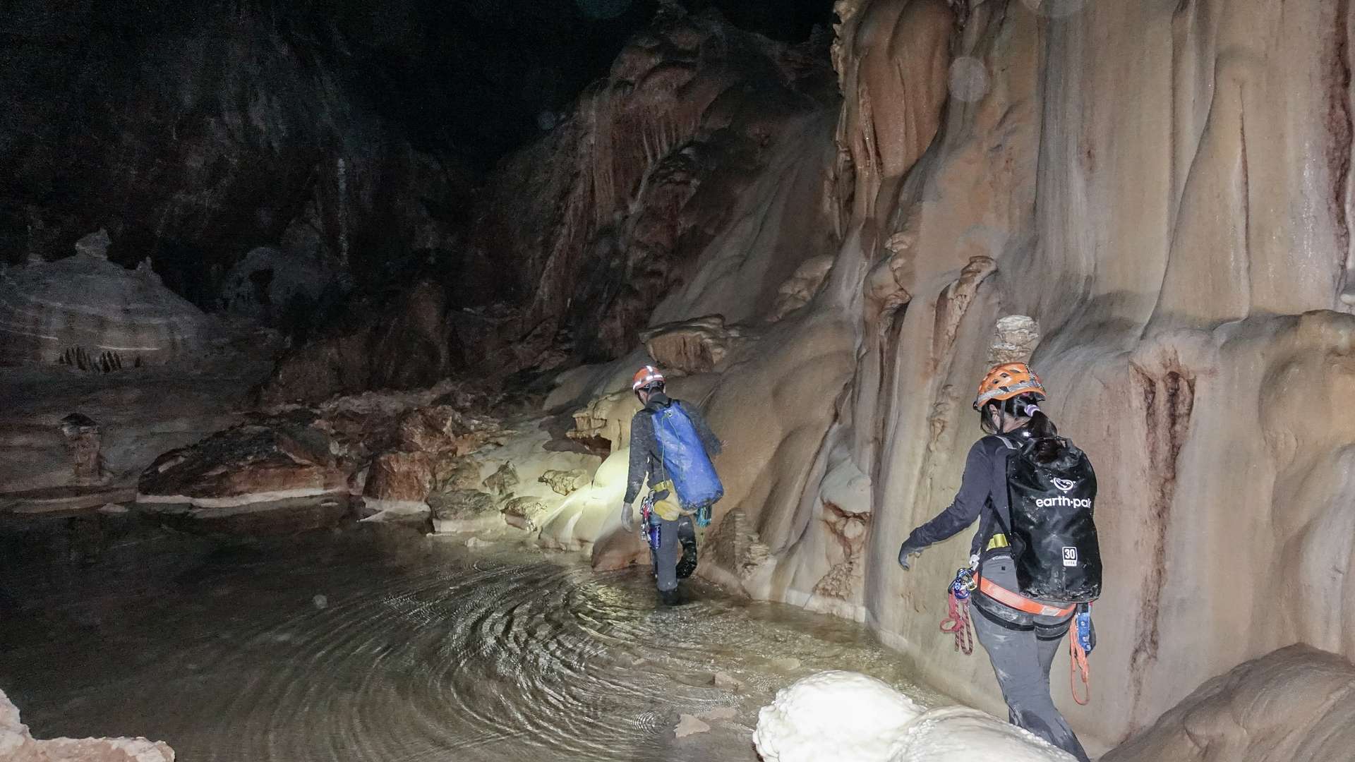 khám phá hang động ở Hà Giang