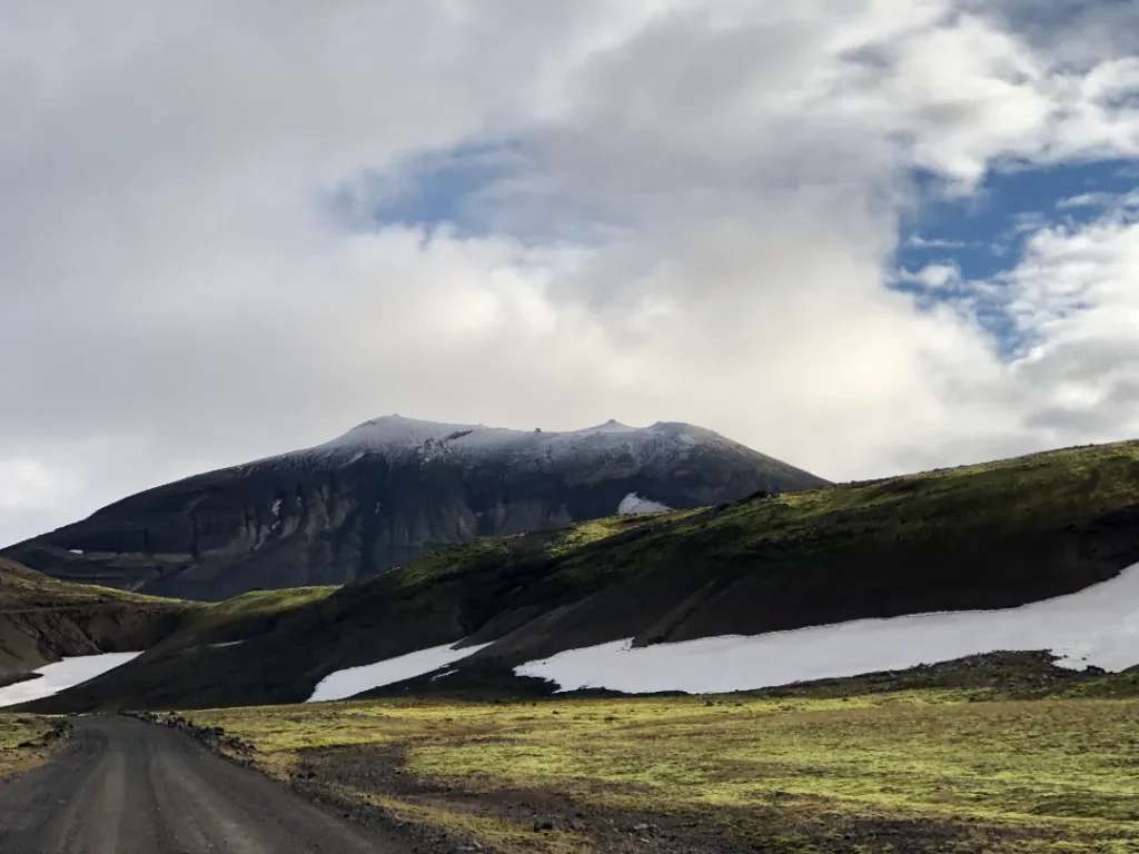 Từ Kirkjufell thì anh host lái xe đi lên núi