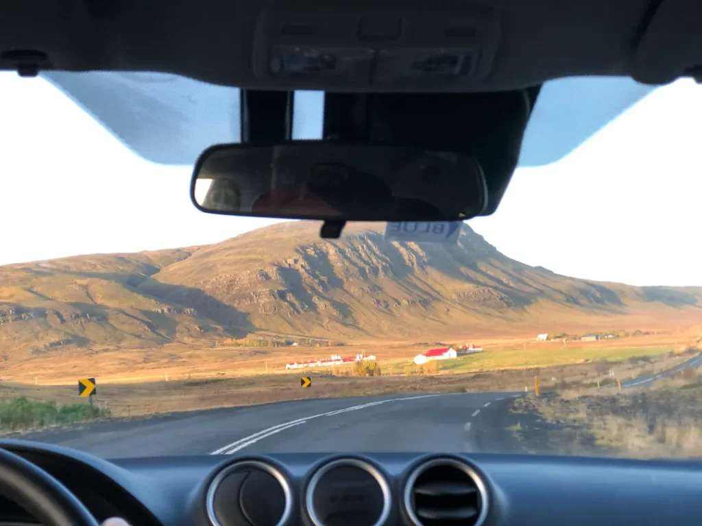 Xuất phát từ airbnb đi Blue Lagoon, Iceland.