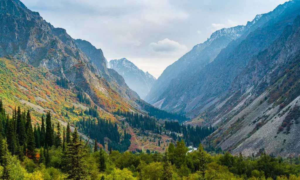 Khung cảnh Công viên quốc gia Ala-Archa ở Kyrgyzstan vào mùa thu