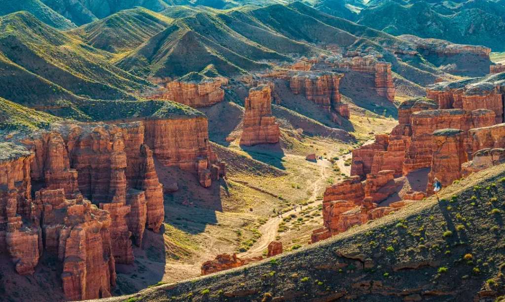 Hẻm núi Charyn dài 150 km chạy dọc theo sông Charyn ở phía đông nam Kazakhstan