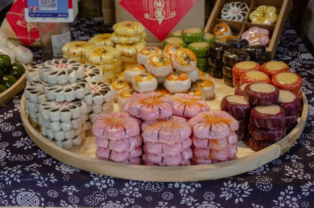 Các loại bánh ngọt bắt mắt được bày bán khắp nơi