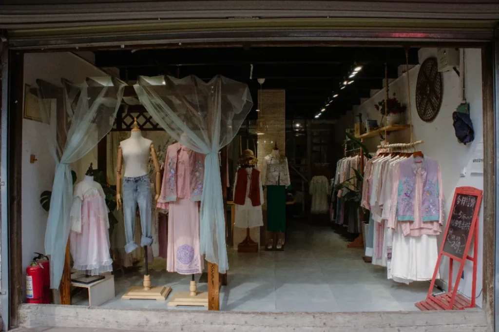 Có nhiều tiệm bán và cho thuê các trang phục truyền thống Trung Quốc 