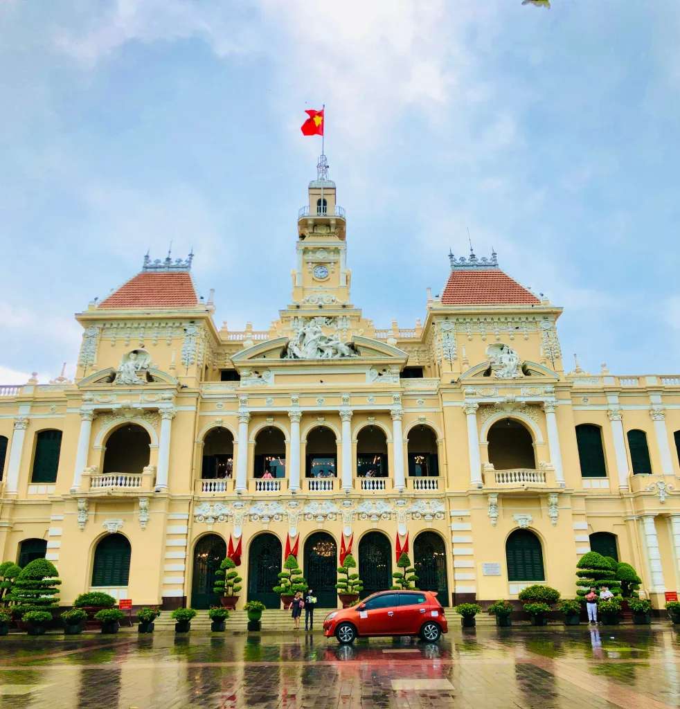 Mặt tiền đường của sảnh nổi bật với màu vàng đặc trưng, cửa sắt Art Nouveau, phù điêu hoa lá và cửa kính thủy tinh