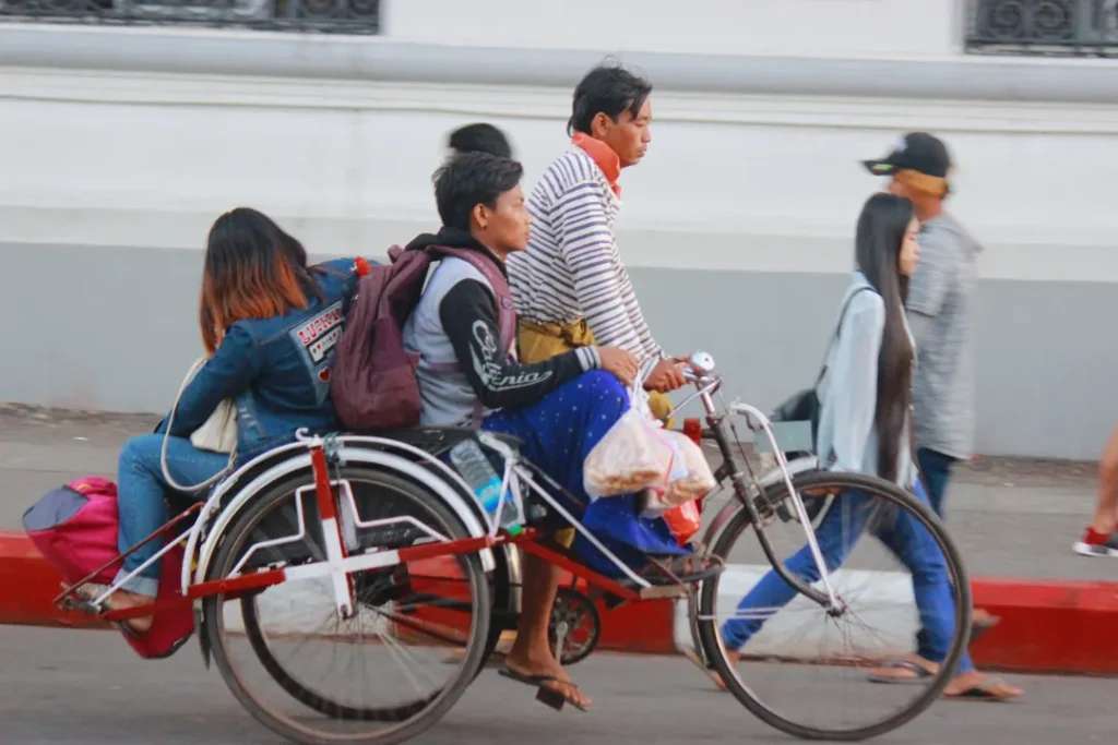 Rickshaw - phương tiện phổ biến khi khám phá  Yangon 