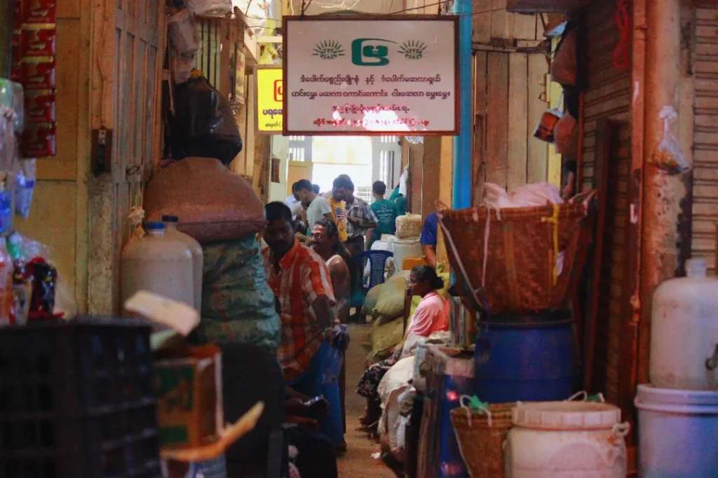 Khám phá Yangon khung cảnh tấp nập trong chợ 