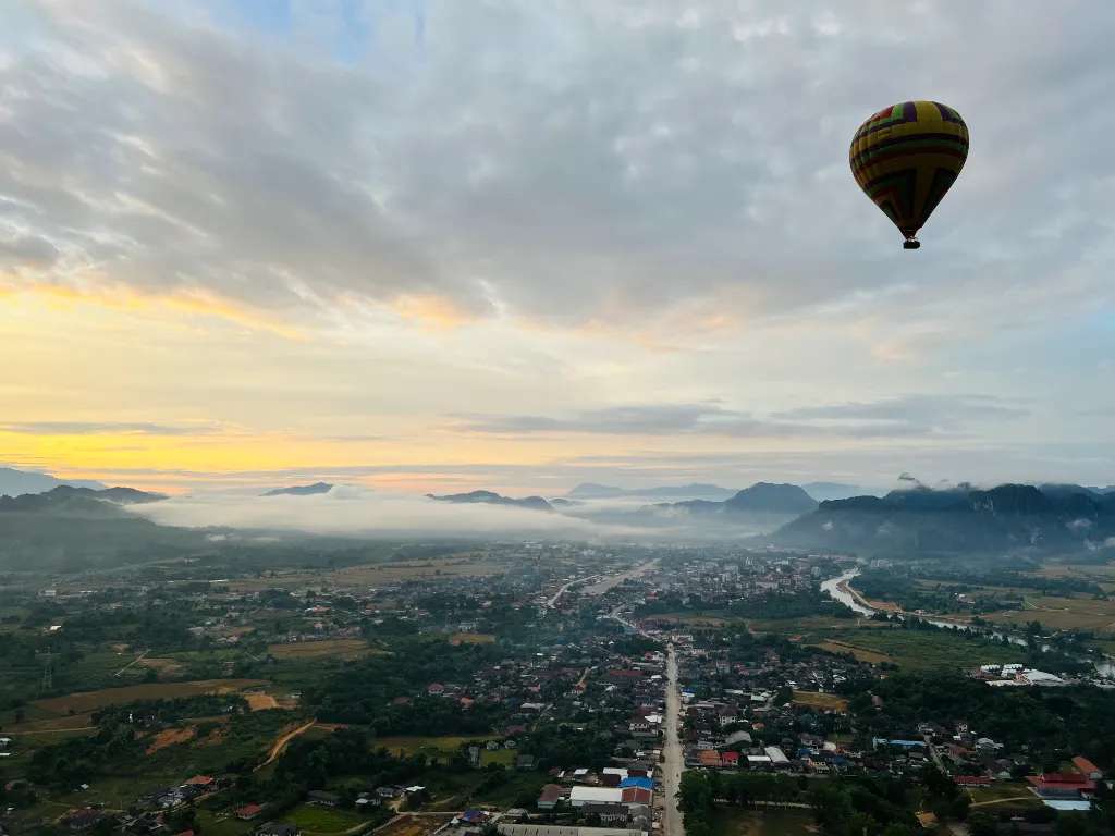 Nhìn từ trên không tại thành phố với khinh khí cầu ở Vang Viêng Lào