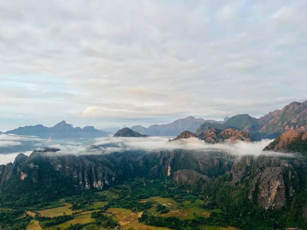 Cảnh tượng hùng vĩ ở Vang Viêng nhìn từ trên cao