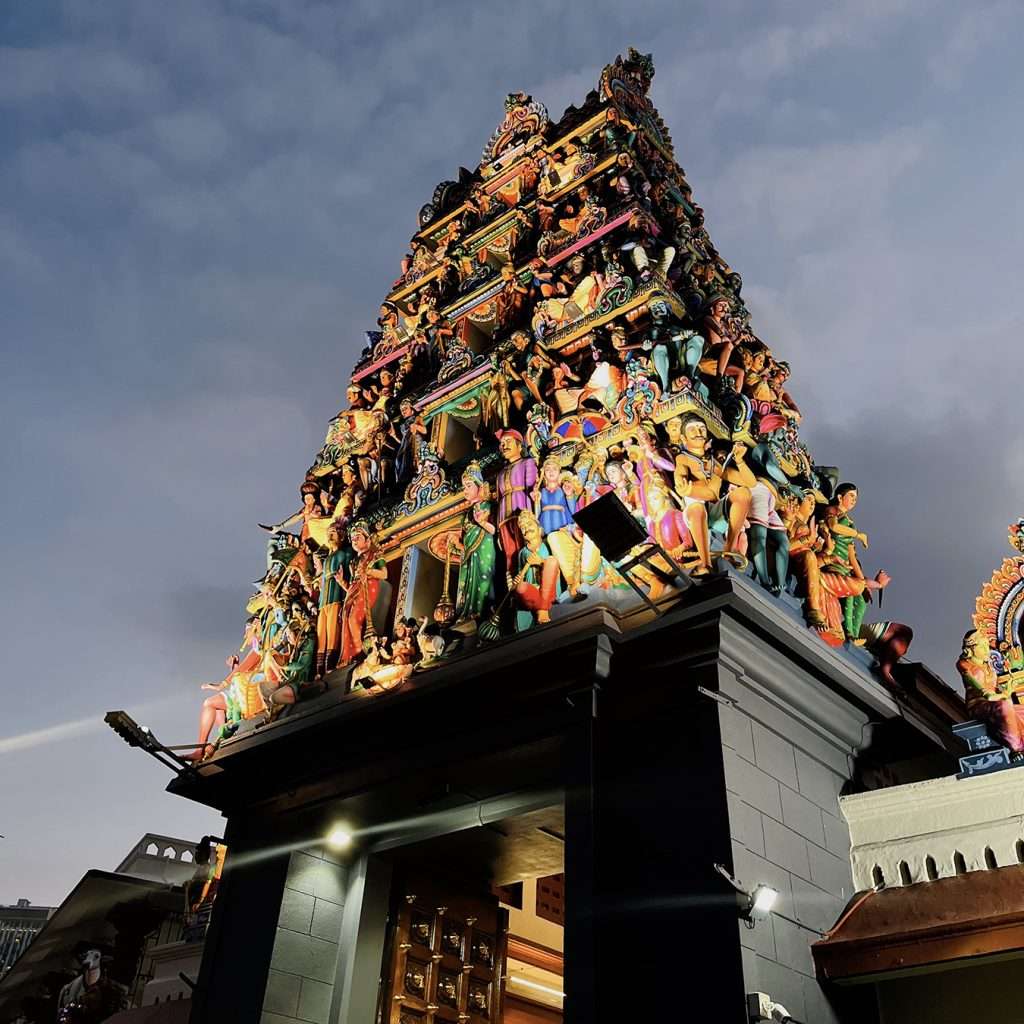 Phía trên cổng đền Sri Mariamman