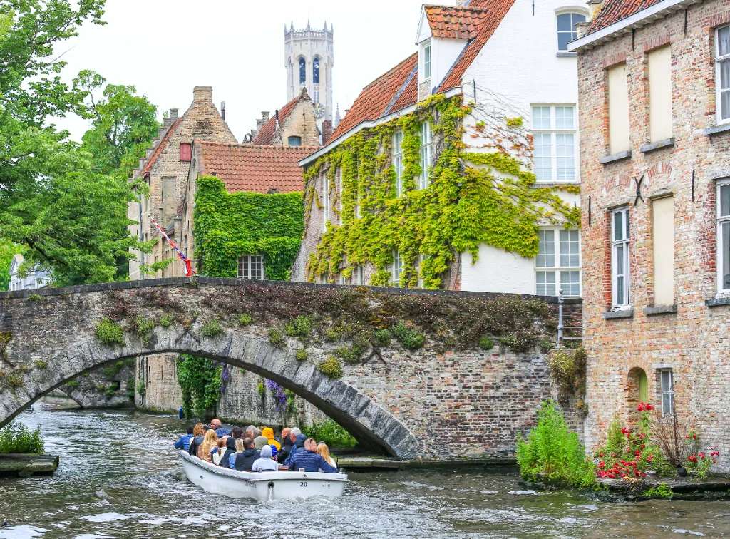 Đi thuyền dọc theo các con kênh ở Bruges