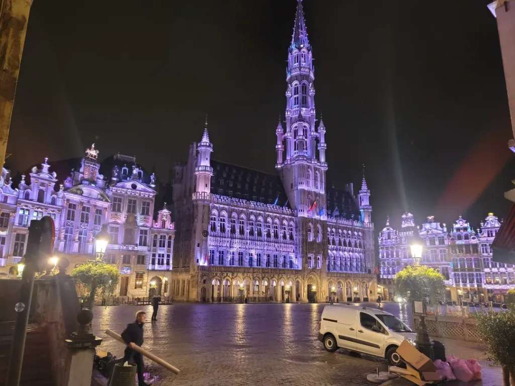 Grand Place về đêm lung linh ánh đèn 