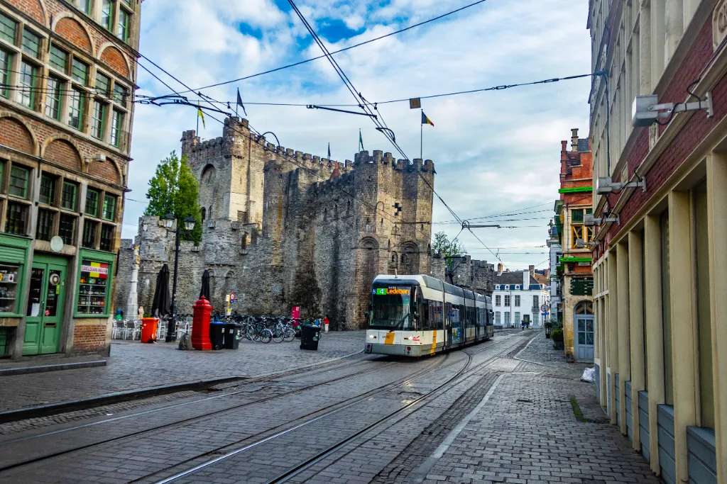 Tàu điện ở Ghent - kinh nghiệm du lịch Ghent