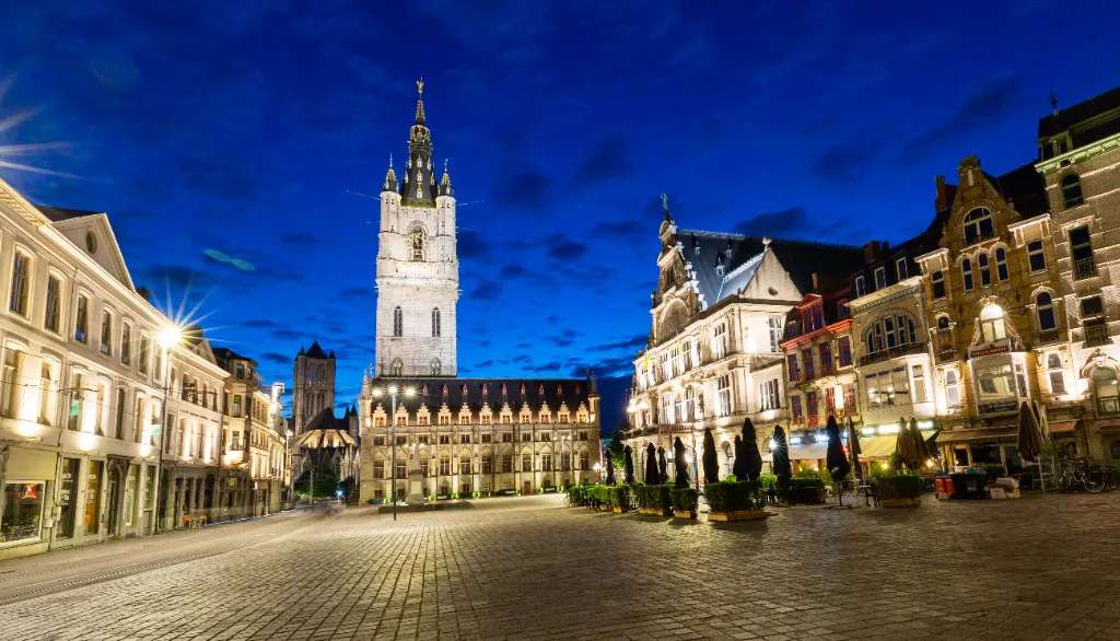 The Belfry of Ghent ban đêm