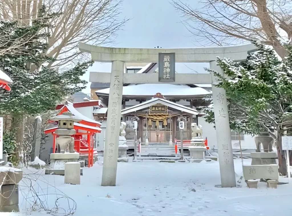 Tuyết đầu mùa rơi phủ trắng một ngôi đền thần đạo ở Hakodate - Hokkaido 