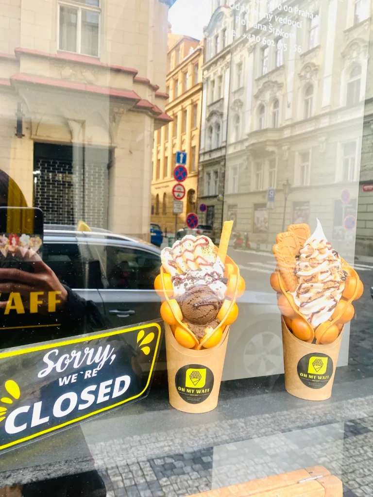 Cửa hàng Waffle ở phố cổ - du lịch Praha