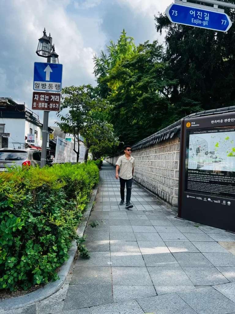 Dạo quanh trên con phố ở làng cổ Jeonju