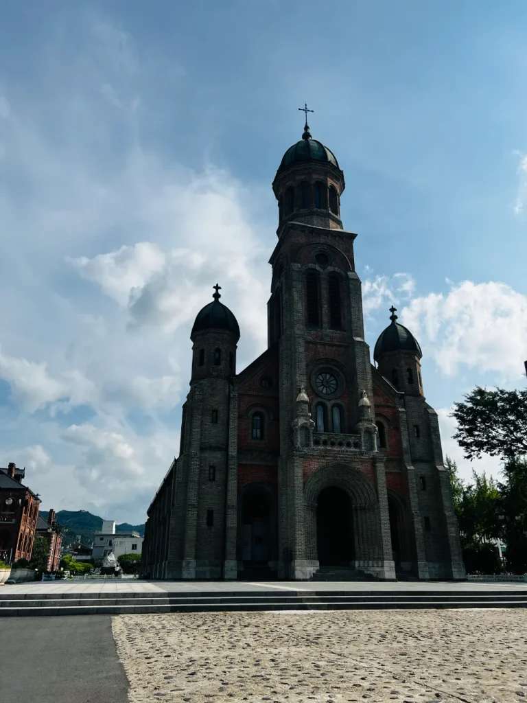 Chính diện mặt trước nhà thờ Jeondong Catholic Church