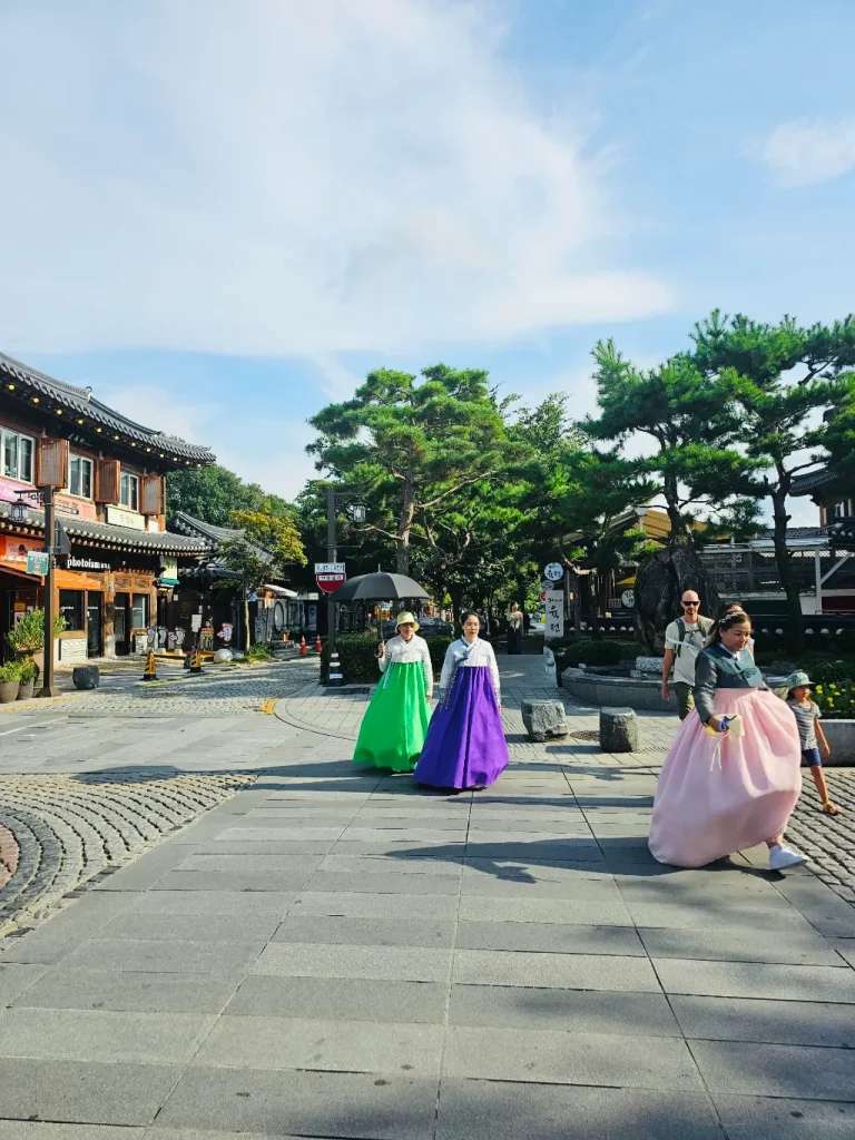 Du khách hào hứng mặc Hanbok và đi chụp ảnh trên đường phố làng cổ Jeonju