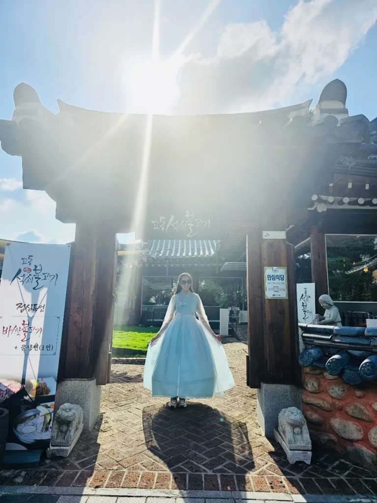 Các bạn trẻ rất thích chụp hình checkin với trang phục Hanbok