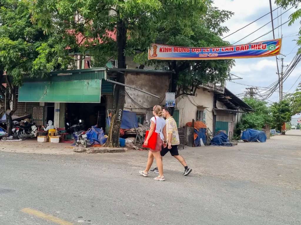 Khách du lịch quốc tế tham quan và trải nghiệm tại làng hương Quảng Phú Cầu
