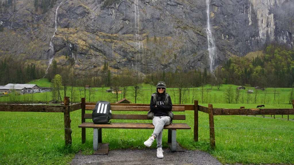 Kỷ niệm cùng chiếc ghế gỗ khắc tên Lauterbrunnen