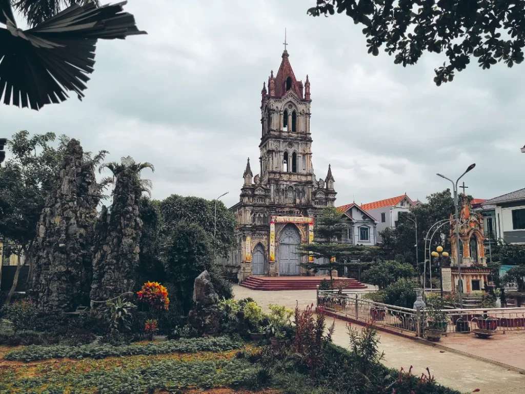 Nhà thờ giáo xứ Phương Trung - Làng nón Chuông