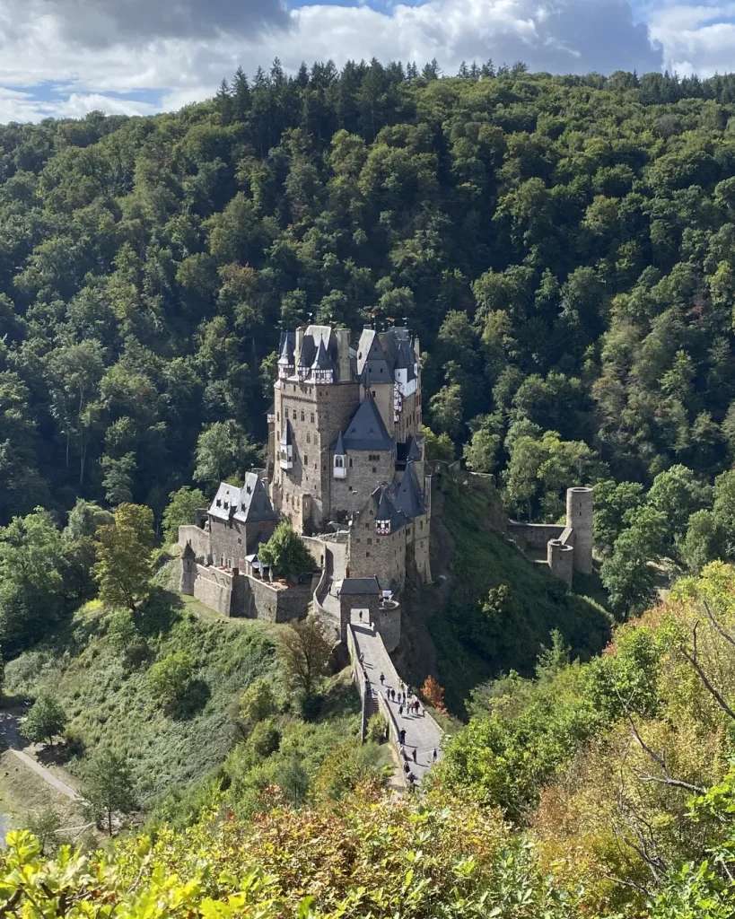 Lâu đài Eltz Burg ẩn mình giữa thiên nhiên hùng vĩ 