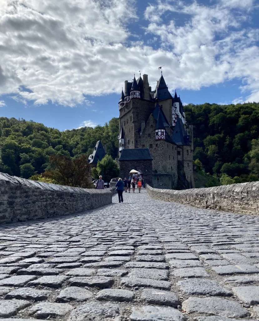 Con đường dẫn tới lâu đài Eltz Burg 