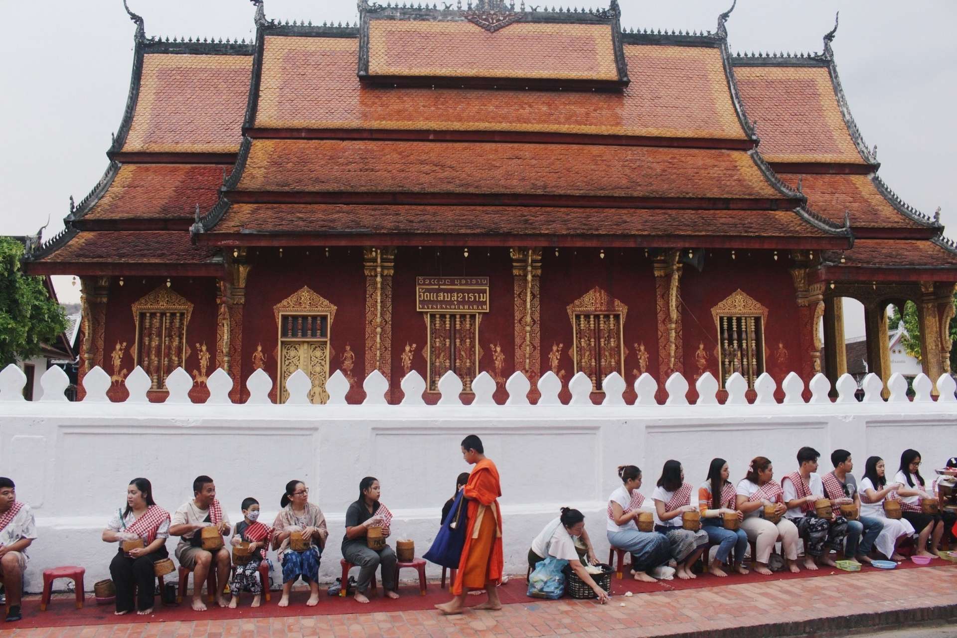 lễ khất thực Luang Prabang