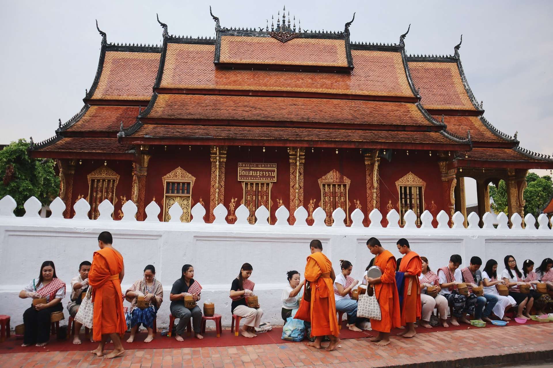 lễ khất thực Luang Prabang