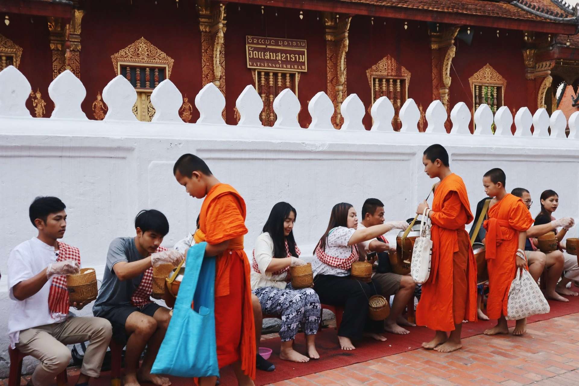 lễ khất thực Luang Prabang