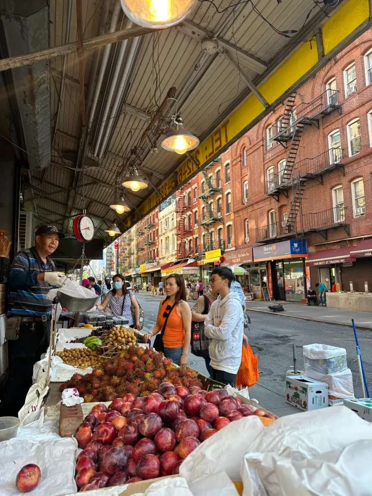 China Town bán rất nhiều trái cây nhiệt đới