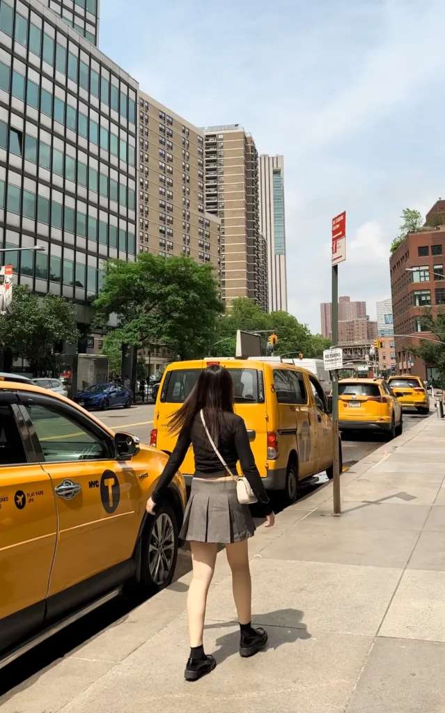 check-in với những chiếc taxi màu vàng đặc trưng của New York. 