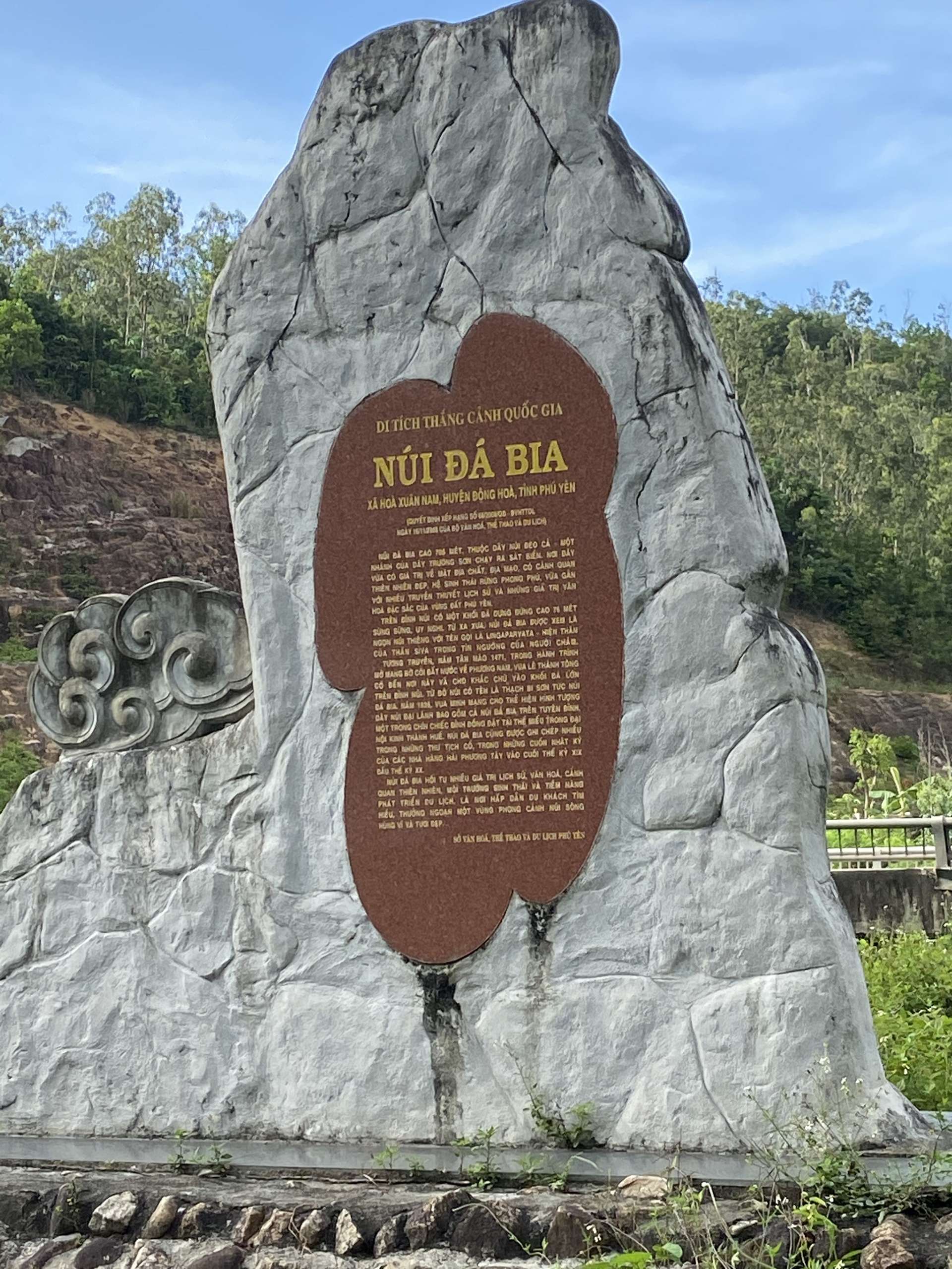 núi đá bia phú yên