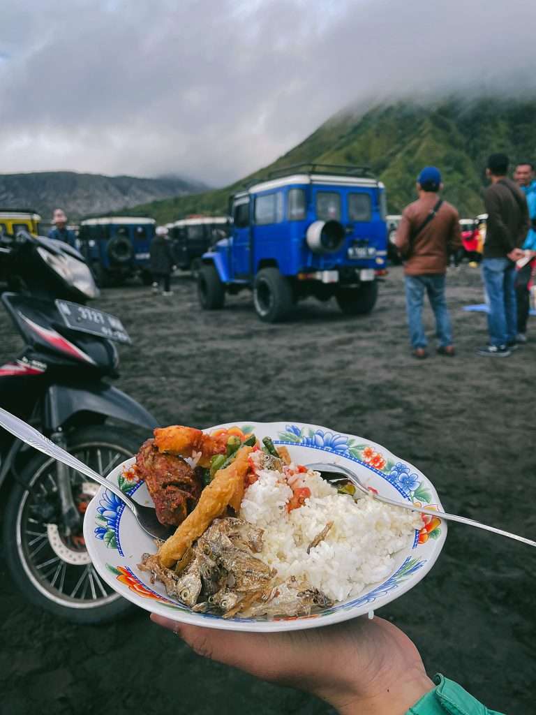 Ăn cơm sáng dưới chân núi lửa Bromo.