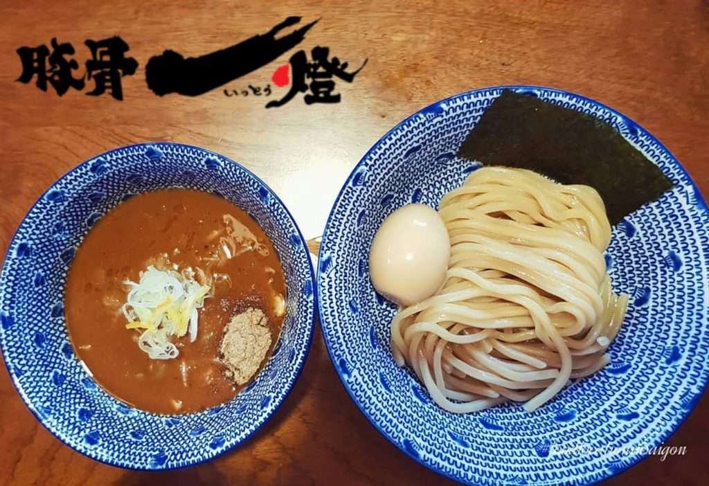 Tsukemen đậm vị soup hải sản với trứng lòng đào