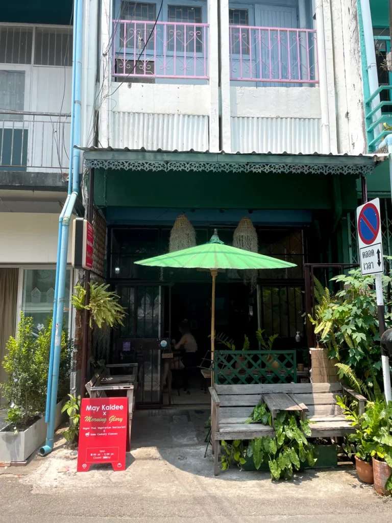 Một góc bên ngoài quán chay May Kaidee - Một trong những quán organic ở Chiang Mai mang vẻ đẹp ẩm thực khó mà chối từ