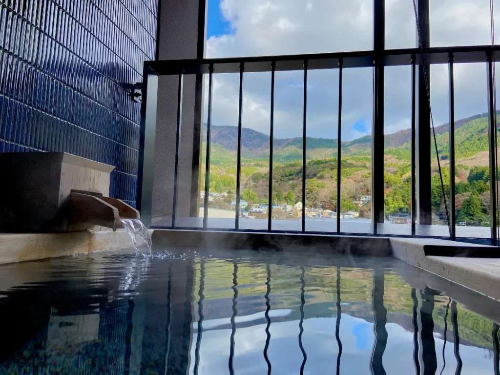 Phòng mình đặt được là phòng đôi view sông với bể tắm onsen private riêng ở khu vực ngoài. 