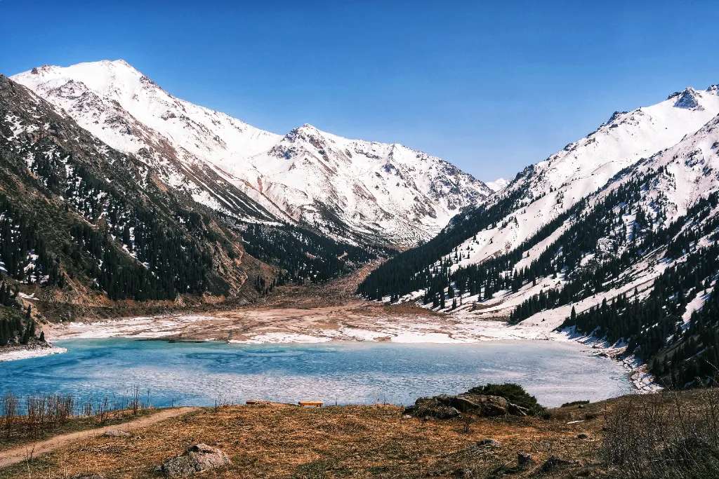 Big Almaty, sắc ngọc lam ẩn hiện trong tuyết