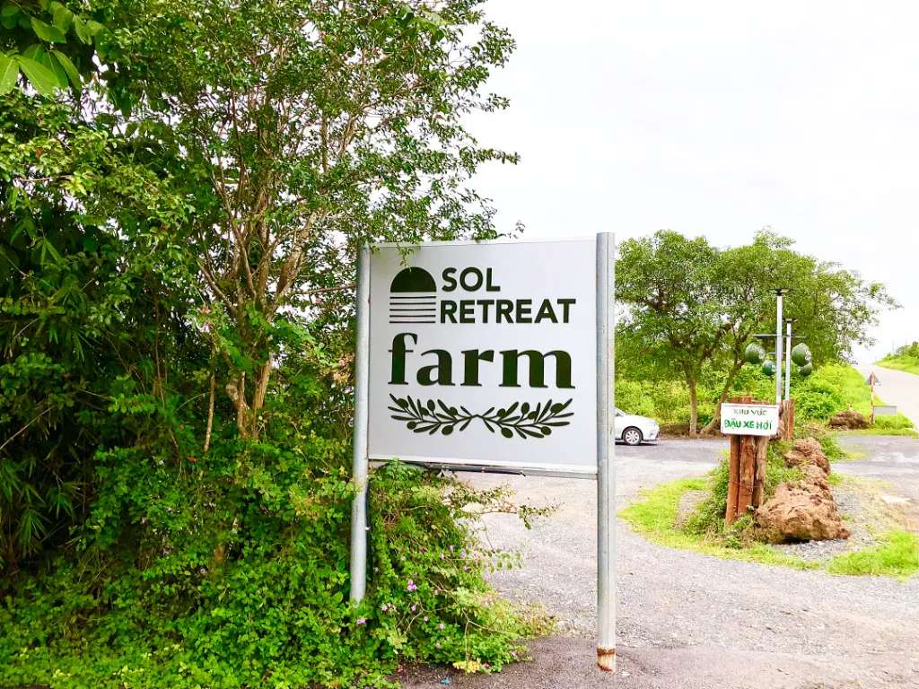 Biển hiệu Sol Retreat Farm chào đón bạn từ xa