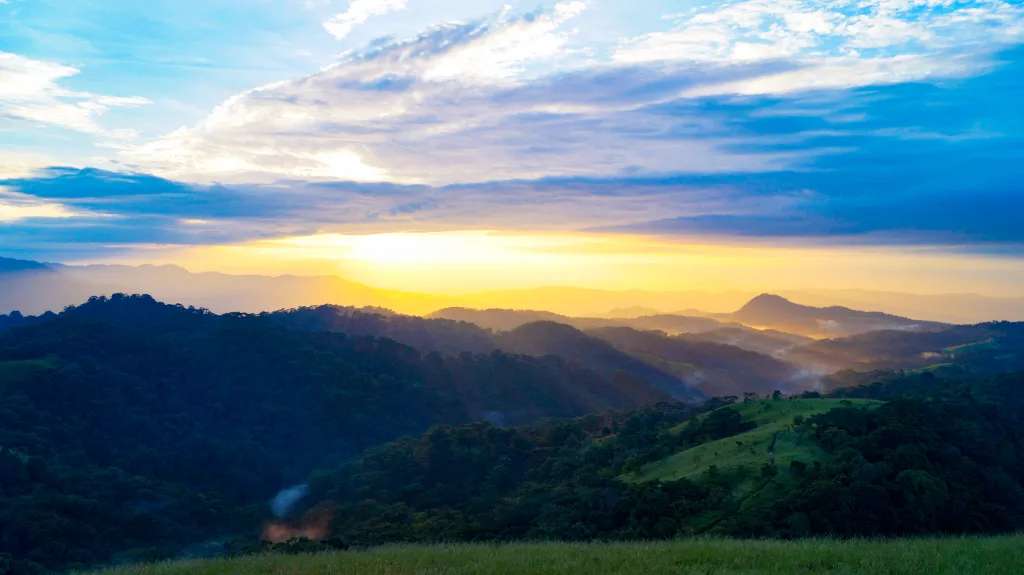 Bình minh đã lên, không gian bắt đầu sáng dần.