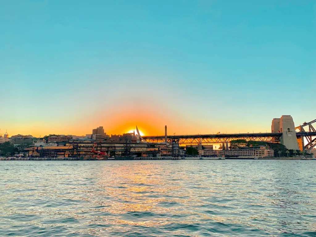Mặt trời lặn bên Cầu Cảng nhuộm vàng Nhà Hát Opera.