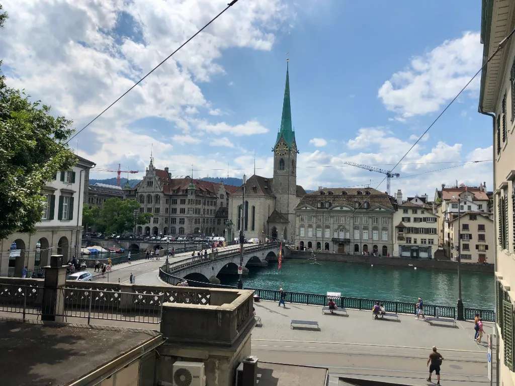 Zürich là thành phố lớn nhất nhưng Bern mới là là thủ đô của Thuỵ Sĩ.