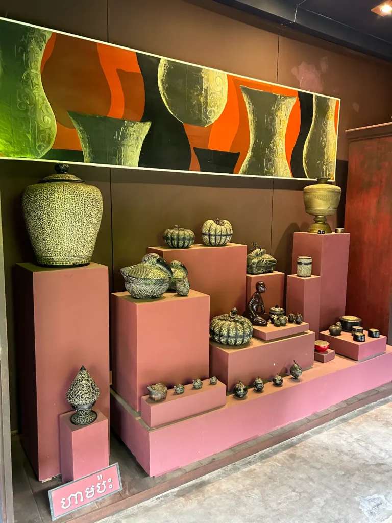 Các tác phẩm về gốm cũng khá sáng tạo được trưng bày tại Theam's Gallery  