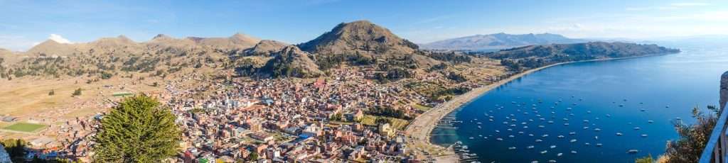 Toàn cảnh thị trấn Copacabana Bolivia nhìn từ trên cao