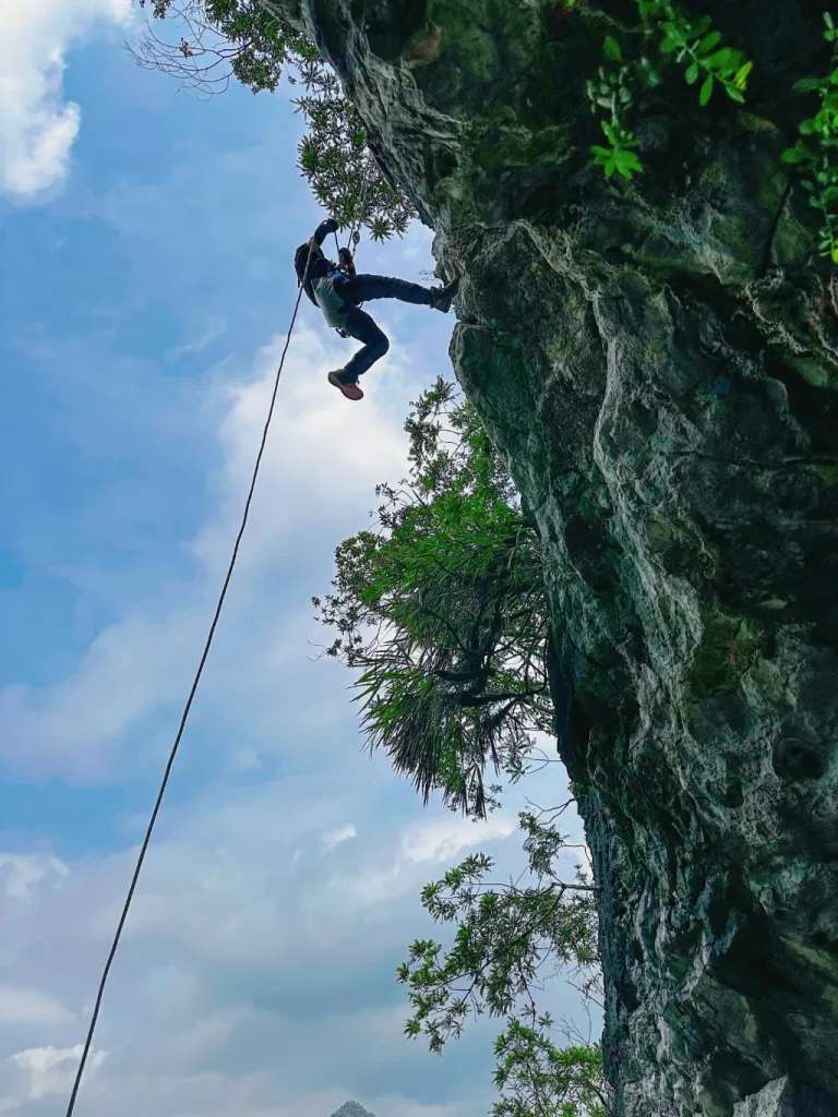 Vì địa hình thẳng đứng nên chúng mình phải dùng tới các thiết bị leo núi hỗ trợ chuyên dụng